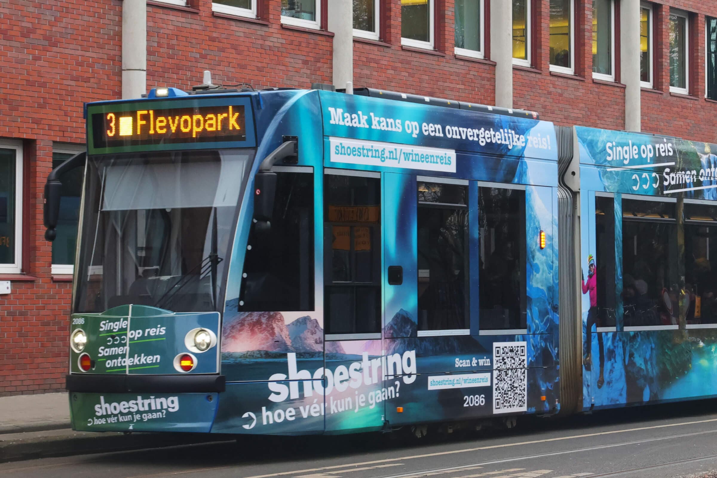 Tram bestickering in Amsterdam voor Shoestring