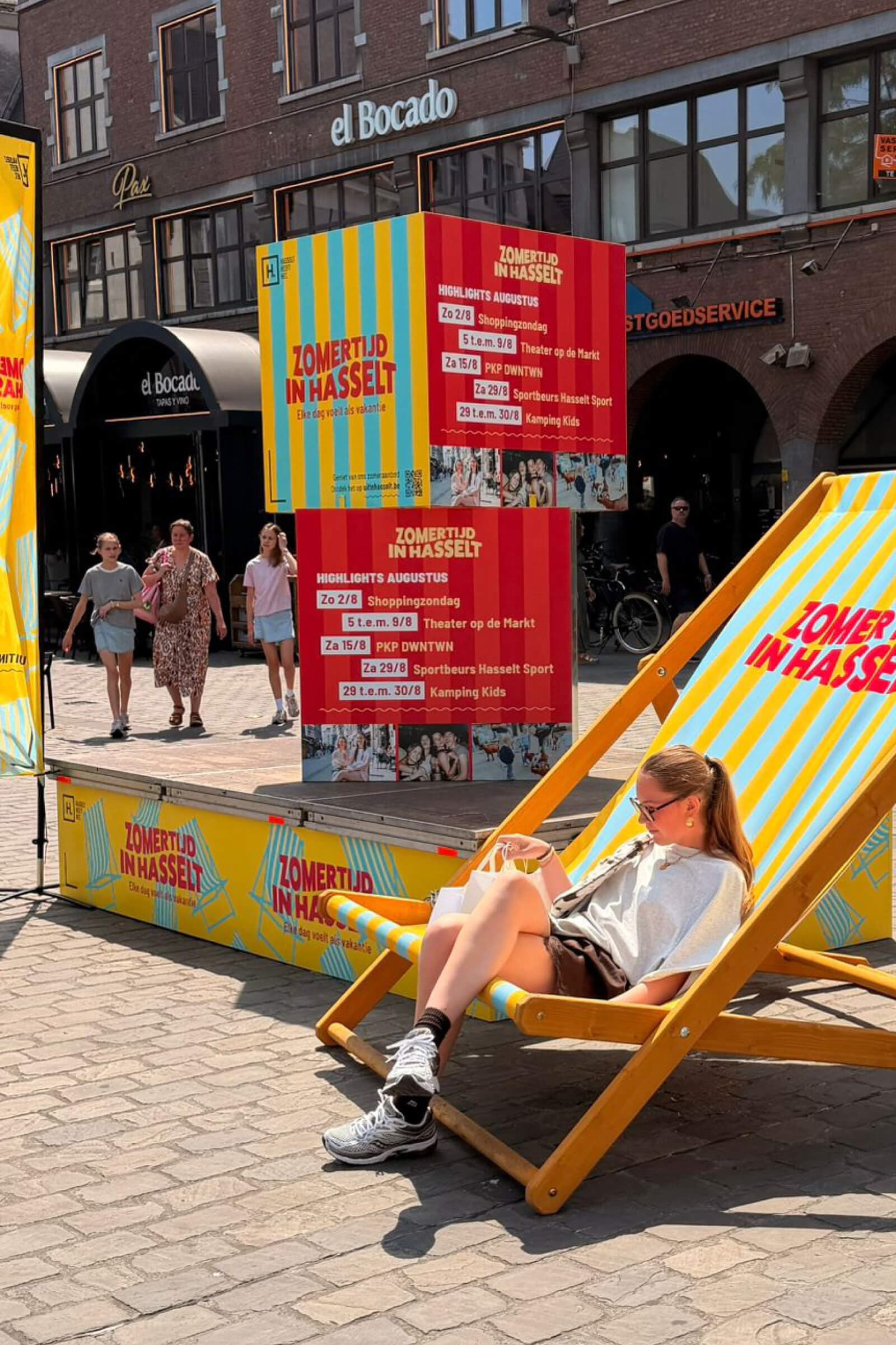 Zomer in Hasselt strandstoelen en podiumelementen voor Stad Hasselt